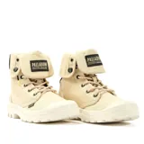 Botas de caña media color beige, con cordones y suela de goma blanca. El logo de la marca está presente en el lateral y en la lengüeta.