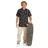 Camisa de manga corta negra con estampado de figuras geométricas en blanco. Tiene cuello clásico, cierre frontal con botones y un bolsillo en el pecho.