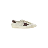 Championes Golden Goose de corte bajo, color blanco con efecto desgastado, estrella lateral y talón en tono bordó, con cordones beige.