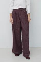 Pantalón de corte ancho y tiro alto, confeccionado en tejido con textura tipo espiga en color azul. Presenta pinzas en la cintura y costuras reforzadas.