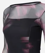 Vestido midi de tul con transparencia y estampado de efecto manchado. Presenta un diseño ajustado con mangas largas y recortes en la falda que aportan movimiento.