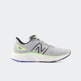 Championes de running New Balance modelo Fresh Foam X EVOZ v3, color gris con detalles en verde lima y azul. Presentan una parte superior de malla técnica transpirable con construcción sin costuras y una entresuela Fresh Foam X de alta amortiguación.