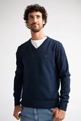 Sweater de tejido de punto en color verde oliva, con escote en V, manga larga y logo bordado en el pecho. Presenta un ajuste regular.