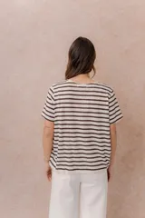 Remera de calce relajado con diseño de rayas horizontales en tonos rosados y blancos, escote redondo y manga corta.