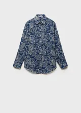 Camisa azul con estampado de cachemir en blanco, de corte recto y manga larga.