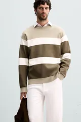 Jersey de punto de hombre, manga larga y cuello redondo, con diseño de bloques de color horizontales en tonos beige, blanco roto y verde oliva/marrón.