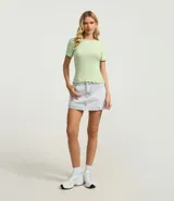 Blusa básica de manga corta, cuello redondo y textura sutil, confeccionada en viscosa con elastano. El bajo de la prenda es ondulado.