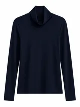 Polera de manga larga en color negro, con cuello alto tipo tortuga y ajuste entallado.