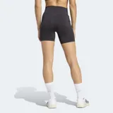 Calza corta deportiva Adidas modelo Optime Workout 3 Rayas, de color negro, tiro alto y ajuste ceñido. Confeccionada con tecnología Lycra® Sport y Adimove, cuenta con un bolsillo práctico en el muslo y detalle de las tres tiras características de la marca en el lateral.