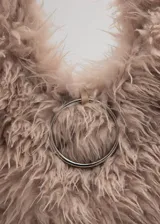 Bolso de mano de efecto pelo en color tostado, con diseño triangular, asa de hombro integrada y detalle de aro metálico frontal.