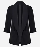 Blazer negro confeccionado en tejido airflow, con solapa en el cuello y abertura total. La prenda tiene martingalas en los puños, que son tiras con botones.