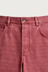 Jeans baggy fit de corte holgado y tiro medio, confeccionados en denim de algodón con efecto lavado en color bordó. Presentan diseño clásico de cinco bolsillos y cierre frontal con botones. Colección especial Fruit of the Loom x Zara.
