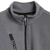 Buzo de micropolar gris con cuello alto y cierre frontal parcial. Presenta un bolsillo diagonal con cierre en el pecho con detalle de cinta decorativa con la palabra 'UTILITY'.