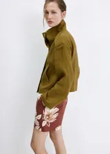 Short marrón con estampado floral grande en tonos beige y blanco, de tiro regular y silueta relajada con cintura elástica.