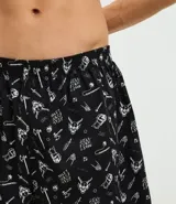 Calzoncillo tipo boxer de tela, color negro con estampado temático de la serie Stranger Things en color blanco. Cuenta con cintura elástica y está confeccionado en algodón ligero y transpirable.