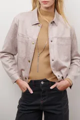 Chaqueta color camel con cuello camisero, cierre frontal con botones dorados, dos bolsillos de parche en el pecho y costuras decorativas en contraste.