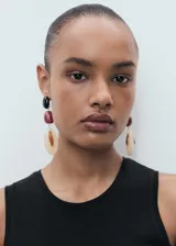 Vestido midi de algodón, sin mangas, con cuello redondo y detalle de nudo lateral en la cintura. Presenta un diseño recto y minimalista.