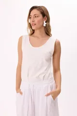 Musculosa básica de algodón color negro, con cuello redondo amplio y terminaciones con efecto desgastado.