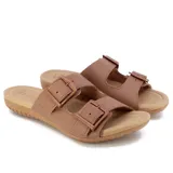 Sandalias bajas color marrón con doble tira ancha ajustable con hebillas.