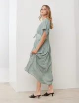 Kaftan largo color verde salvia, con mangas cortas y detalle de puntilla bordada en el área del busto y cintura. Posee un lazo ajustable en el centro del frente.