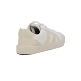 Championes deportivos de mujer, color blanco, con detalles en rosa y verde. Presentan cordones blancos y suela de goma texturizada.