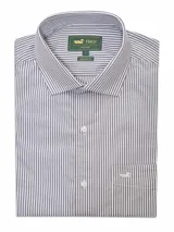Camisa de manga larga con diseño de rayas verticales en tonos gris y blanco. Presenta cuello italiano, cierre frontal con botones y un bolsillo en el pecho con el logo de la marca bordado.