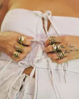 Anillo abierto de diseño rústico y orgánico, con textura irregular que evoca la naturaleza. Realizado artesanalmente en metal.