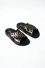 Sandalias chatitas de cuero color peltre con diseño calado y base negra.