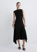 Vestido midi negro con diseño asimétrico, cuello redondo drapeado y detalle de frunces en el lateral. Falda de corte evasé con terminación en puntas.