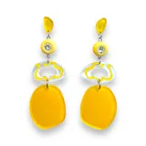 Aros colgantes amarillos con formas geométricas irregulares.