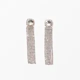 Aros colgantes plateados con base circular de strass y flecos de strass.