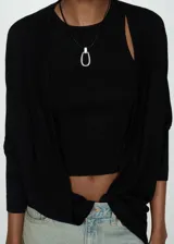 Cardigan de punto fino color negro, con diseño abierto sin cierre, cuello en V y mangas largas.