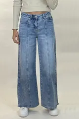 Pantalón de jean estilo wide leg con tiro alto, costuras verticales decorativas en el frente y corte diagonal en la parte inferior de las piernas.