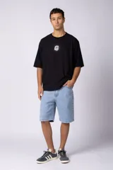 Remera oversize de corte holgado, color blanco, con cuello redondo y mangas cortas. Presenta un pequeño estampado circular en el centro del pecho con un diseño abstracto inspirado en arrecifes.