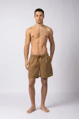 Short de baño color marrón claro con efecto acid wash, cintura elastizada con cordón ajustable y bolsillos laterales. Presenta un pequeño parche con logo en la parte inferior delantera.