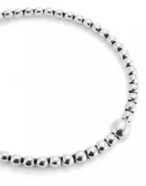 Collar corto de eslabones plateados con cuentas redondas plateadas y una cuenta central más grande. Incluye detalles de cuero marrón y cierre de mosquetón con cadena ajustable.