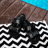 Sandalias Birkenstock Arizona Eva color negro, con doble tira ajustable y plantilla anatómica.
