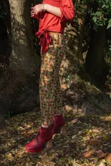 Pantalón de crepé con estampado geométrico en tonos marrón, verde y beige.