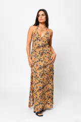 Vestido largo color ocre con estampado floral, escote en V y espalda descubierta.