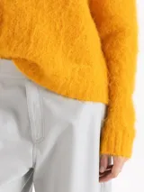 Sweater de tejido de punto con textura peluda, color verde azulado, de corte recto y escote bote.