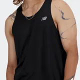 Musculosa deportiva New Balance Run Singlet, color negro, con cuello redondo y sisas amplias. Presenta el logo reflectante de New Balance en el pecho.