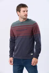 Remera de manga larga con diseño de rayas horizontales en tonos azul marino, bordó y gris. Presenta cuello redondo y un bordado en relieve en el pecho con la inscripción Legacy Established Brand.