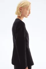 Blazer entallado negro en mezcla de lino y viscosa, con cuello redondo, hombreras finas, botones hasta la cintura y bolsillos delanteros de parche. Abertura en los puños y forro interno.