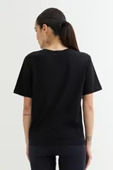 Remera blanca de algodón con cuello redondo y mangas cortas, corte recto y tajo lateral.