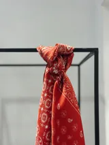 Pañuelo bandana de seda color rojo con estampado cachemir en blanco.