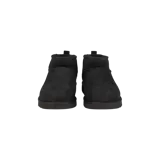 Botas cortas Ugg modelo Classic Ultra Mini de color negro, con diseño de caña baja y forro interior de piel sintética suave.