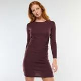 Vestido corto de manga larga, color ciruela oscuro (prune fudge), con escote redondo y tejido de punto ajustado al cuerpo.