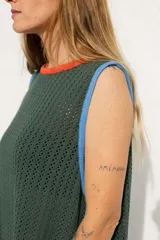 Vestido largo tejido en hilo de algodón con calado, color negro con detalles en celeste y naranja.