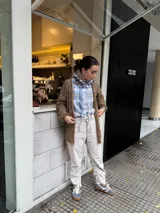 Camisa de algodón a cuadros celestes, beige y marrones, con cuello victoriano con volados y botones de nácar.