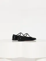 Ballerinas negras de cuero vacuno graneado con cadena metálica sobre el empeine y hebilla lateral.